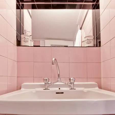 Elegant With Charming Character - Self Check-in Apartment *