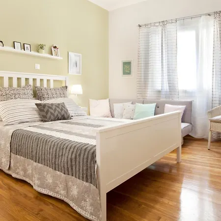 Elegant With Charming Character - Self Check-in Apartment